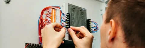 تنفيذ أنظمة الجهد المنخفض والمتوسط