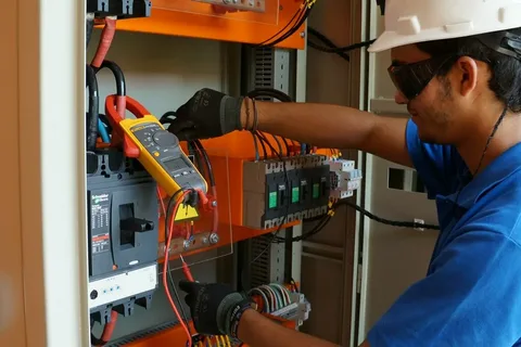 الصيانة الدورية وإعادة تأهيل الشبكات الكهربائية للمشاريع القائمة